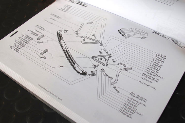 「ルノー4 GTL」のバンパー用構成部品を示した図。