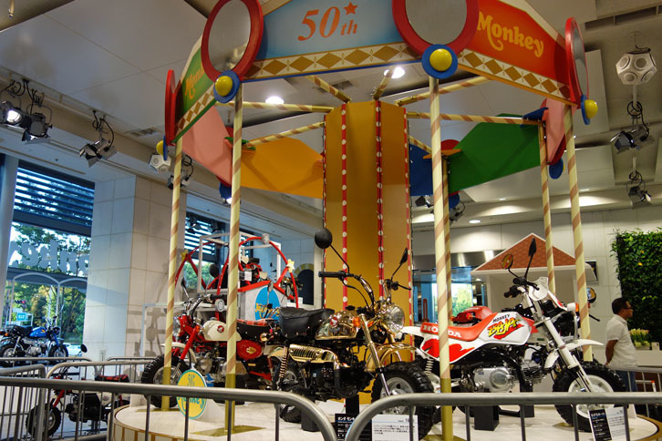 メリーゴーランドのように展示された歴代「モンキー」。