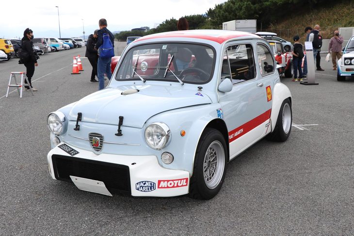 「フィアット・アバルト1000TCラディアーレ ベルリーナ コルサ」（1970年）。1970年仕様のTCRは、軽量化に加えエンジン性能の向上も図られており、最高速度が215km/hにアップしている。この翌年にあたる1971年に、アバルト社はフィアットに吸収され、同社の一部門としてスポーツモデルの開発に従事することになる。