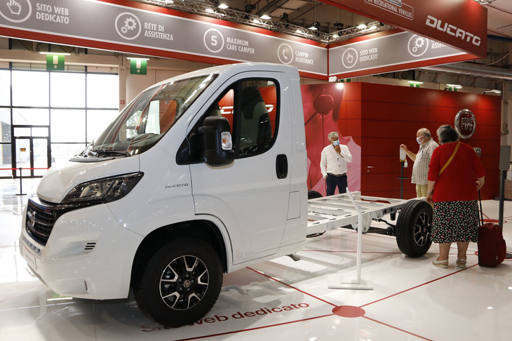 未架装状態の「ドゥカート」。2020年、パルマのキャンピングカー見本市におけるフィアット プロフェッショナルブースで。