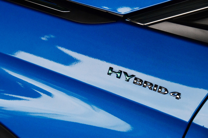 【プジョー3008 GTハイブリッド4】
	ボディーサイズ：全長×全幅×全高＝4450×1840×1630mm／ホイールベース：2675mm／車重：1880kg／駆動方式：4WD／エンジン：1.6リッター直4 DOHC 16バルブ ターボ／フロントモーター：交流同期電動機／リアモーター：交流同期電動機／トランスミッション：8段AT／エンジン最高出力：200PS（147kW）/6000rpm／エンジン最大トルク：300N・m（30.6kgf・m）/3000rpm／フロントモーター最高出力：110PS（81kW）/2500rpm／フロントモーター最大トルク：320N・m（32.6kgf・m）/500-2500rpm／リアモーター最高出力：112PS（83kW）/1万4000rpm／リアモーター最大トルク：166N・m（16.9kgf・m）/0-4760rpm／システム最高出力：300PS（221kW）／システム最大トルク：520N・m（53.0kgf・m）／タイヤ：（前）225/55R18 102V XL／（後）225/55R18 102V XL（ミシュラン・プライマシー4）／ハイブリッド燃料消費率：15.3km/リッター（WLTCモード）／価格：614万8000円
	
	【取材時の燃費データ】
	テスト距離：197.0km（市街地2：高速道路6：山岳路2）／使用燃料：16.0リッター（ハイオクガソリン）／参考燃費：12.3km/リッター（満タン法）／12.1km/リッター（車載燃費計計測値）