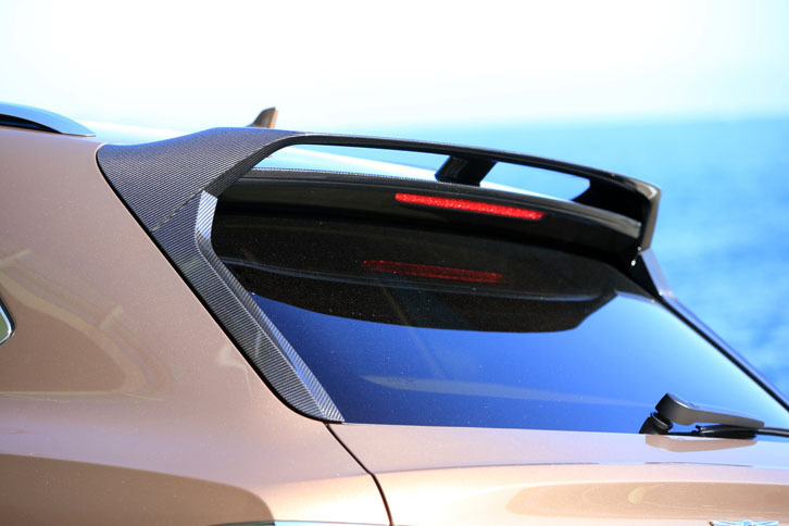 試乗車には、リアスポイラーなどがカーボンになる「スタイリングスペック」（ボディーキット）が選択されていた。