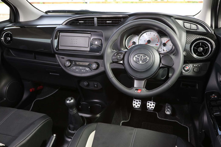 ブラックを基調にドレスアップされた「ヴィッツGRスポーツ“GR”」のインテリア。写真の5段MT車のほか、CVT車もラインナップされる。