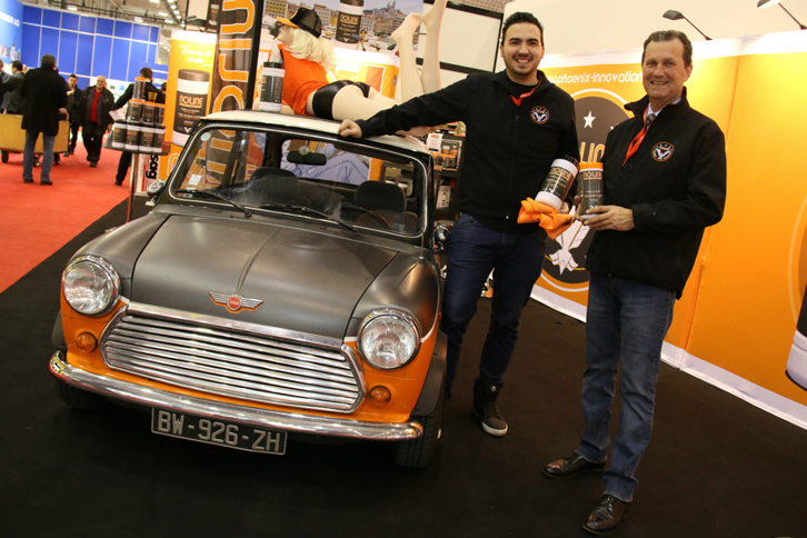 万能カークリーナー「ノーライン」を考案したフレデリック・ポンサールさん（写真右）。