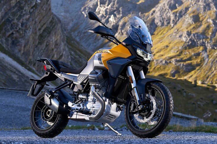 「モト・グッツィ・ステルヴィオ」は、1042ccの水冷V型2気筒エンジンを搭載したスポーツツアラー「V100マンデッロ」をベースとしたクロスオーバーモデルだ。