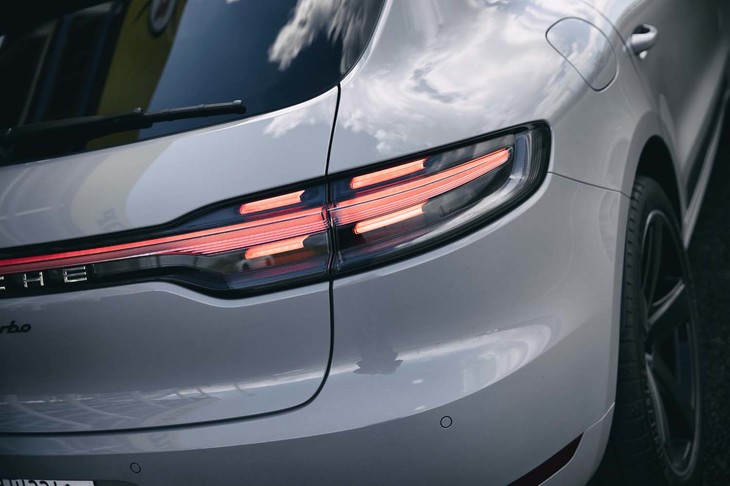 かつて左右独立だったリアコンビランプは、マイナーチェンジを機にひとつながりに。テスト車に見られるスモーク仕様は12万7315円のオプション。