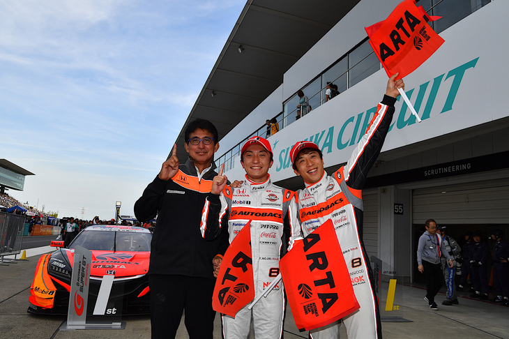 勝利を喜ぶ、AUTOBACS RACING TEAM AGURIの3人。写真左から、鈴木亜久里監督、野尻智紀、伊沢拓也。