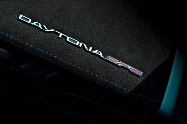 1960年代のスポーツプロトタイプをデザインのモチーフにした「デイトナSP3」。車名の“デイトナ”は、1967年の世界スポーツカー選手権において、フェラーリが表彰台を独占したアメリカのサーキットに由来する。