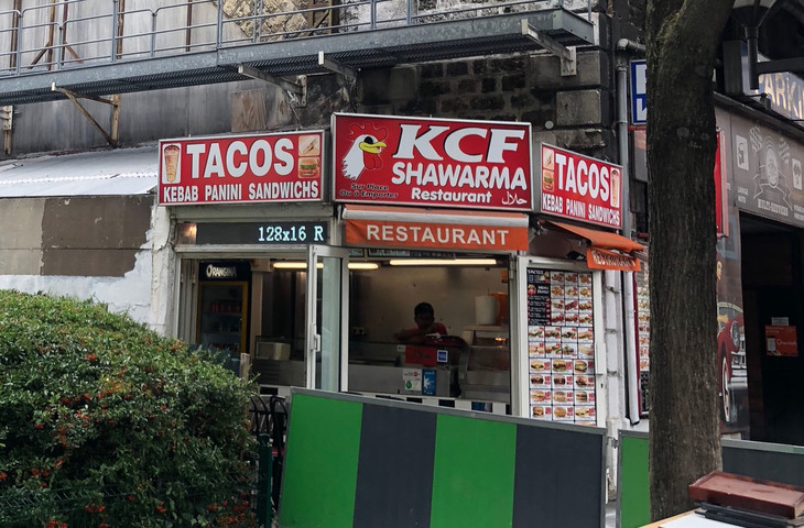 会場近くのガード下にて。「KFC」ではなく「KCF」というケバブ屋さん。