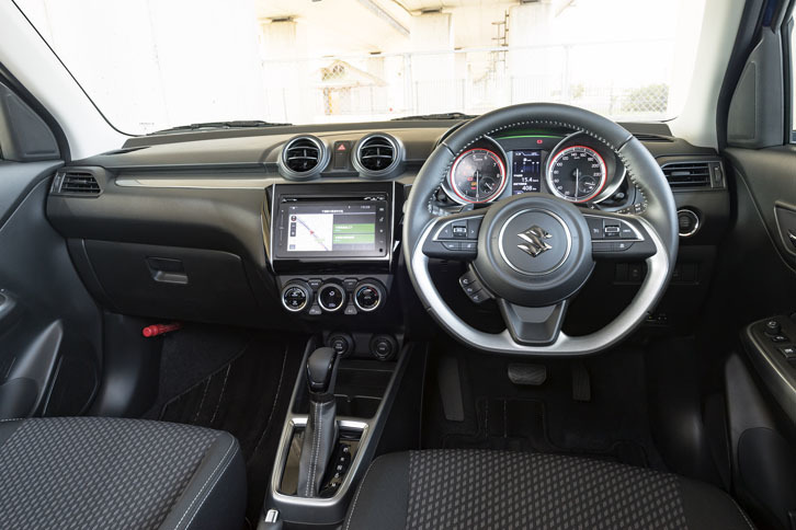 インパネのデザインテーマはスポーティーさと操作性の両立。センターパネルは運転席側に5度傾けられている。