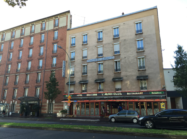 ヴォワザン兄弟通りにて。軒を連ねるホテルの名前も、「ガブリエル」や「アエロクラブ」など、ヴォワザン兄弟との関連性を感じさせるものがちらほら。