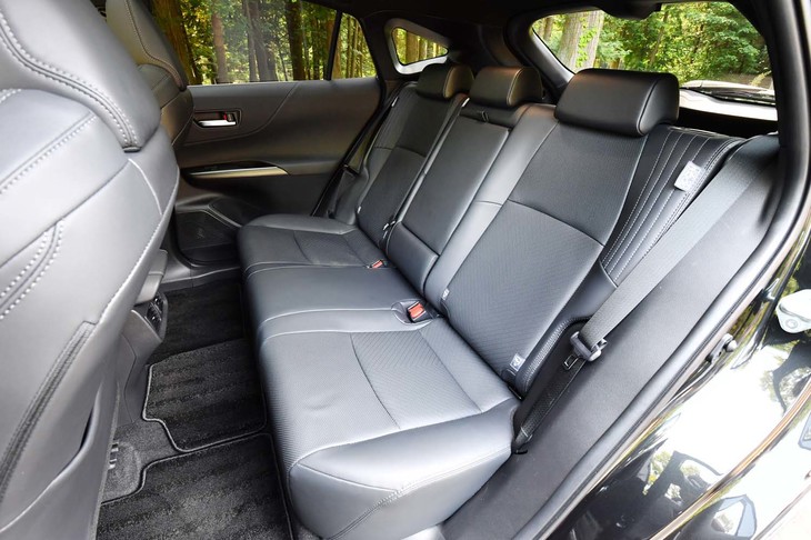 後席は6：4の分割可倒式。中央席の背もたれは、左右席のアームレスト（カップホルダー付き）を兼ねる。
