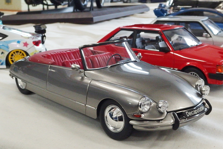 エブロ製1/24「シトロエンDS19」をベースに、フランスのコーチビルダーであるアンリ・シャプロン謹製のコンバーチブル「DS19デカポタブル」にコンバート。