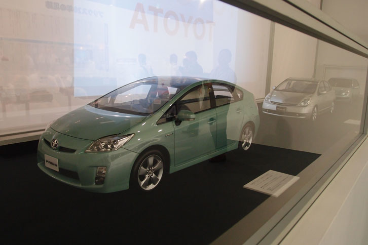 会場に展示された、歴代「プリウス」のミニチュアモデル。