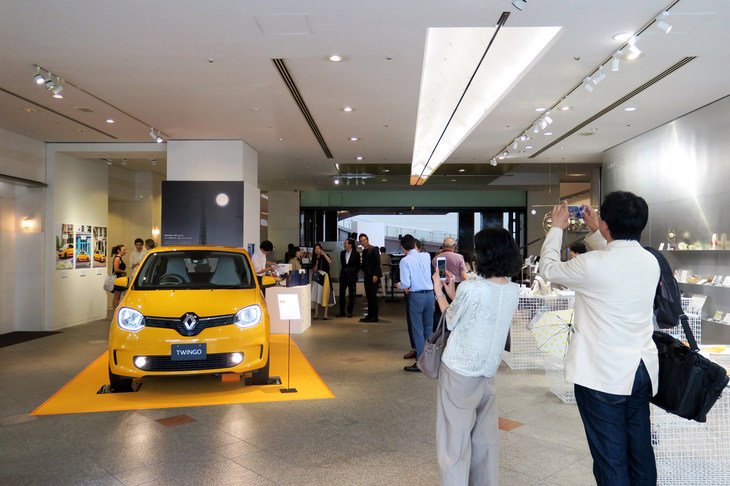 エントランスに展示される新型「ルノー・トゥインゴ」。今回の展示は“お月見”がテーマとのことだが、来場者からカメラを向けられるさまを見ると、（丸いスタイリングと相まって）まるでトゥインゴがお月さまのようである。