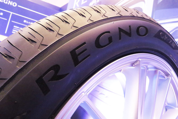 見た目にもこだわったという「GR-XII」。一部のサイズのタイヤには、「REGNO」のロゴをつややかなブラックとする微細加工が施されている。