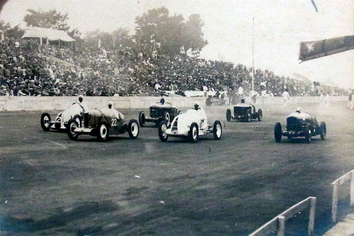 1937年5月の第3回全日本自動車競争大会にて、国産小型車による商工大臣杯のスタートシーン。全日本自動車競争大会は、戦争により第4回を最後に開催を終了した。（写真：多摩川スピードウェイの会）