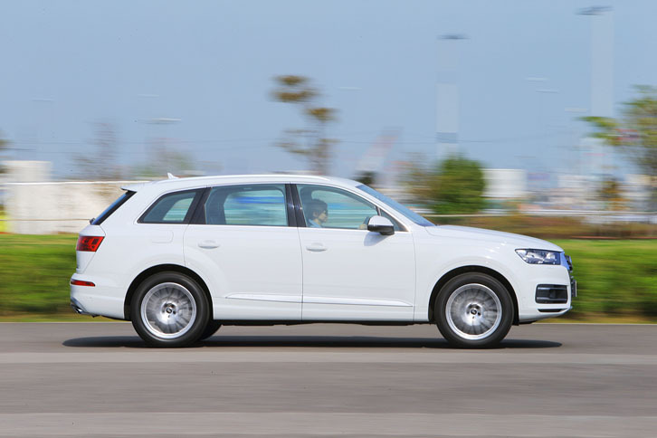 先代に比べて、全長は35mm、全幅は15mm短くなった新型「アウディQ7」。ホイールベースも5mm短縮されている。