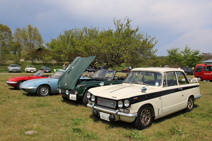 フィニッシュ後の風景。手前から「トライアンフ・ヴィテス」、「トライアンフTR4A」、そして2台の「ロータス・エラン」という1960年代の英国車が並んでいる。