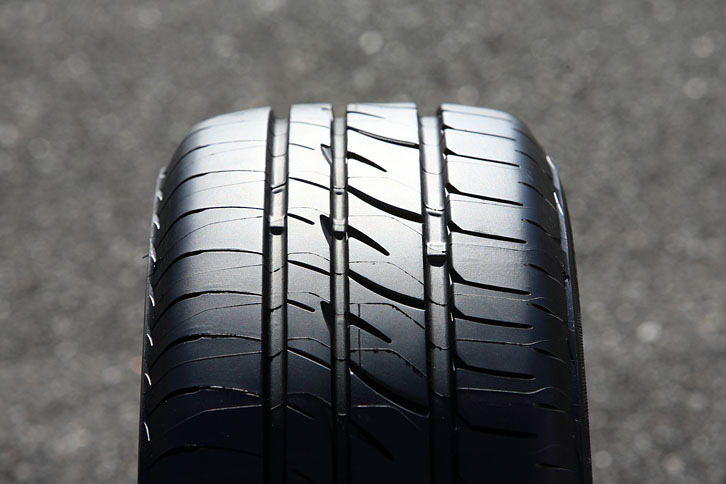 「プレイズPX-C」のトレッドパターン。高剛性ショルダーブロックの採用によって、偏摩耗性を大幅に向上させている。