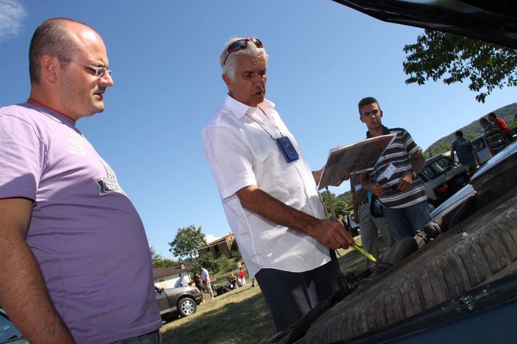 ASIのヒストリックカー判定員ジャンニ氏。「アウトビアンキY10」のミーティングにて。