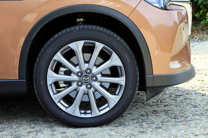 タイヤの形状は細身・大径で、そのサイズは「XD／Sパッケージ」が235/60R18、他のグレードは235/50R20となる。