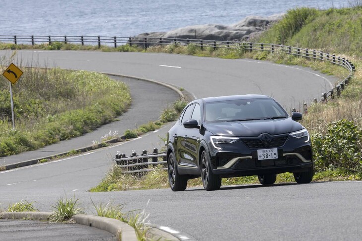 先進運転支援装備の充実も「アルカナ」の美点。ストップ＆ゴー機能付きのアダプティブクルーズコントロールや車線中央維持支援機能などが標準装備となる。これはマイルドハイブリッドモデルも同様。