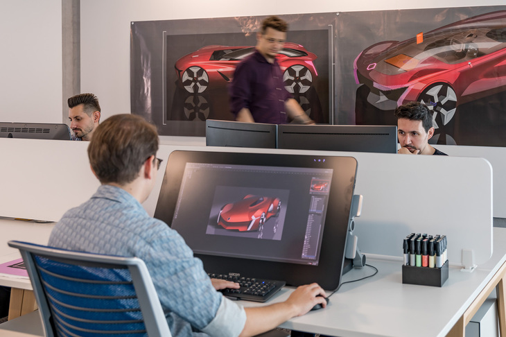 ヴァン・デン・アッカー氏（実は、元マツダのグローバルデザイン本部長である）の主導によって組織改革が進められたルノーのデザイン部門では、以前の少人数チームによる仕事から、より多くのデザイナーがいろいろなモデルのデザインを手がけられるようになったという。