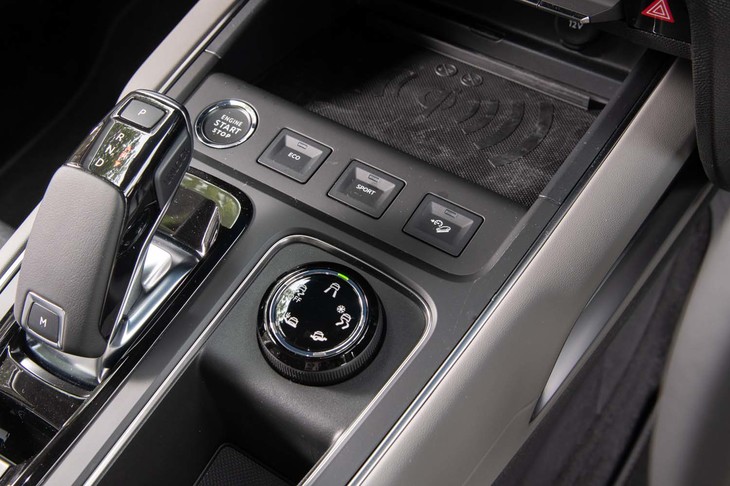 シフトセレクターの周辺には路面状況に合わせてトラクションコントロールの制御を変えられる「グリップコントロール」のダイヤルやドライブモードの切り替えスイッチがレイアウトされる。