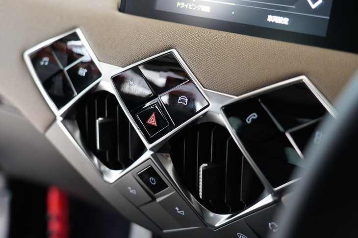インストゥルメントパネルにはスイッチ類とエアコンの吹き出し口が、ひし形を組み合わせたような形でレイアウトされている。