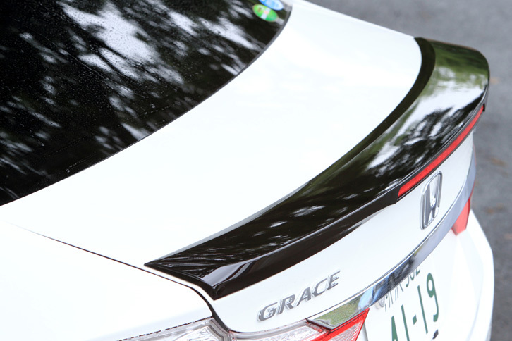 トランクスポイラーやドアミラーカバーにはつややかな「ベルリナブラック」を採用。白や有彩色のボディーカラーとの組み合わせでは、コントラストが映える。