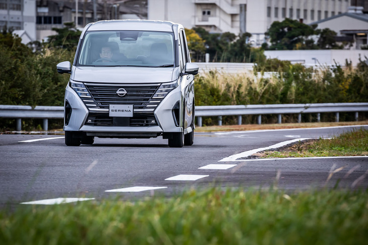 ブリリアントシルバーのボディーカラーをまとった「セレナe-POWERルキシオン プロトタイプ」の走行シーン。