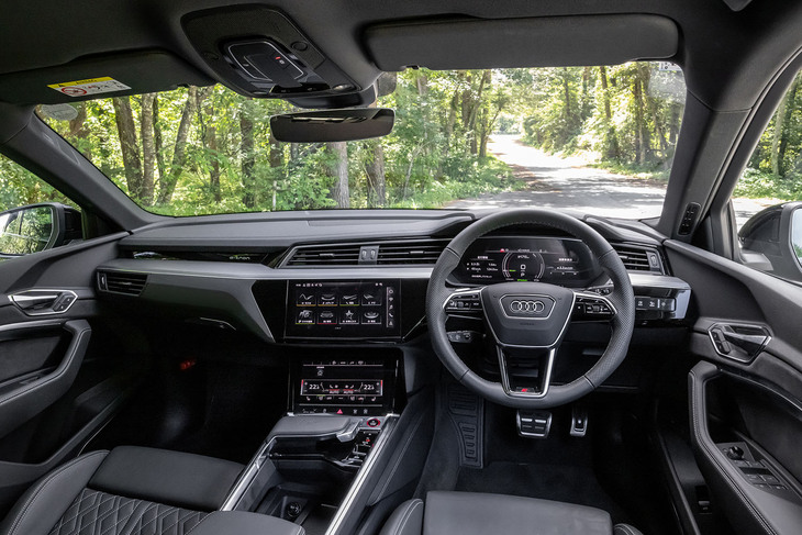 ブラックを基調とした「SQ8スポーツバックe-tron」のインテリア。S専用ビューを備えた「バーチャルコックピットプラス」や、トータル出力705Wを誇るバング＆オルフセンの3Dサラウンドシステムは、シリーズ中で同車にのみ採用されるアイテム。