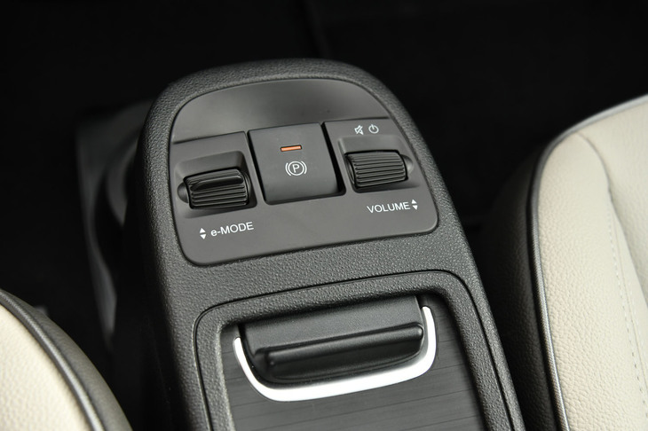 ドライブモードセレクターのコントローラーは、センターコンソールの前端に装備。電動パーキングブレーキのスイッチやオーディオ音量のコントローラーと並んで配置される。