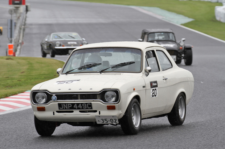 こちらはオーバーシーズランと題された輸入クラシックカーによるスポーツ走行に出走した1971年「フォード・エスコート ツインカムMk1」。