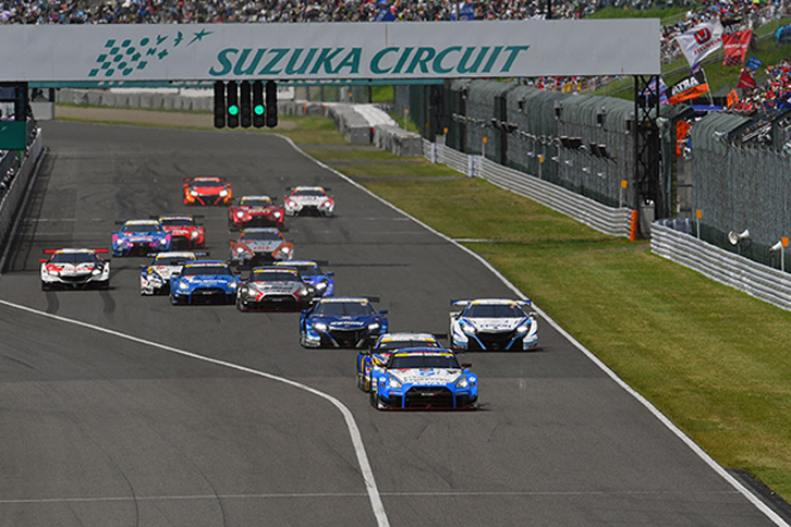GT500のスタートシーン。No.24 フォーラムエンジニアリング ADVAN GT-Rを先頭に、長い戦いの火ぶたが切って落とされた。