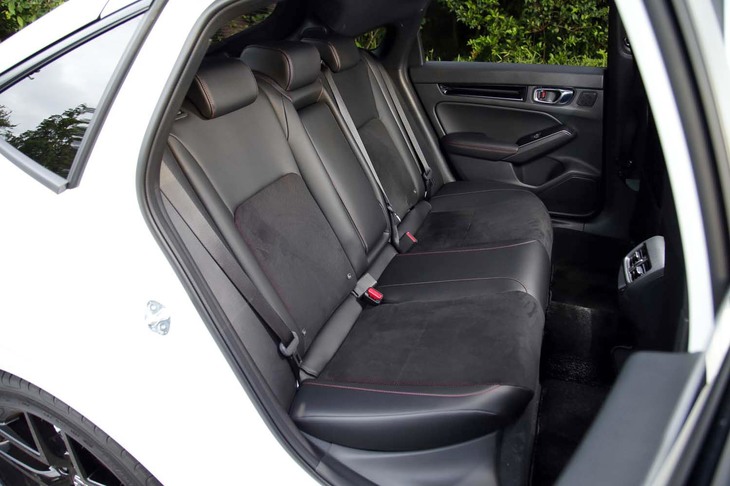 後席については、先代比で前席との座席間距離が35mm延長され、快適性の向上が図られている。