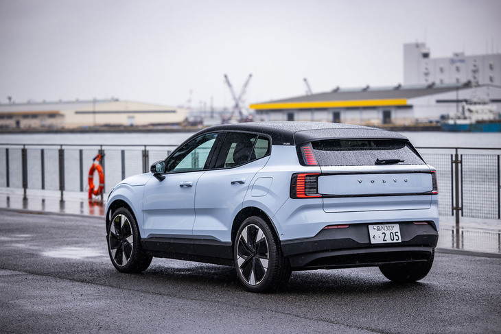 ボディーカラーは写真の「クラウドブルー」や、「オニキスブラック」「モスイエロー」などを含む全5色をラインナップしている。ルーフは全車ブラックのみの設定。有償色の設定はない。