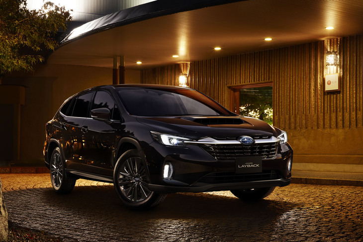 2023年10月に発表されたクロスオーバーモデル「レヴォーグ レイバック」。「レヴォーグ」をベースに最低地上高を200mmに高め、専用の装備や独自デザインの外装パーツなどを採用している。写真は2024年12月に登場した特別仕様車「ブラックセレクション」。