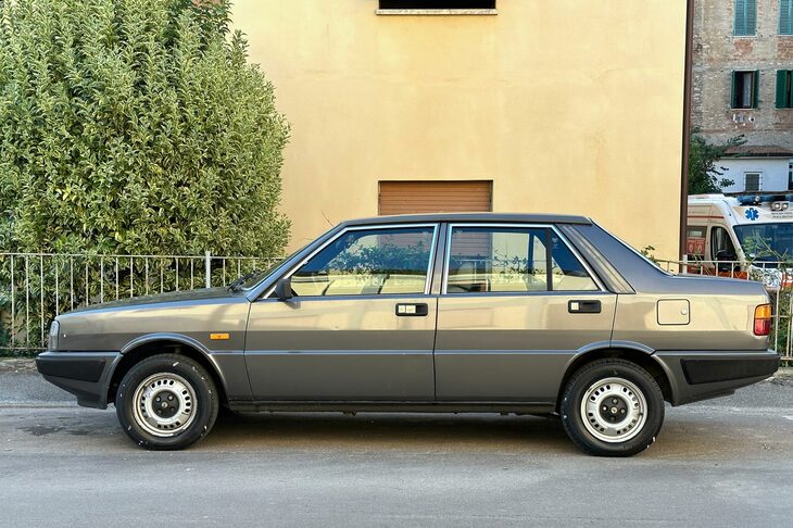 「ランチア・プリズマ1300」。2024年7月、シエナ県で撮影。1989年の生産終了ゆえ、車齢は最低でも35年ということになる。