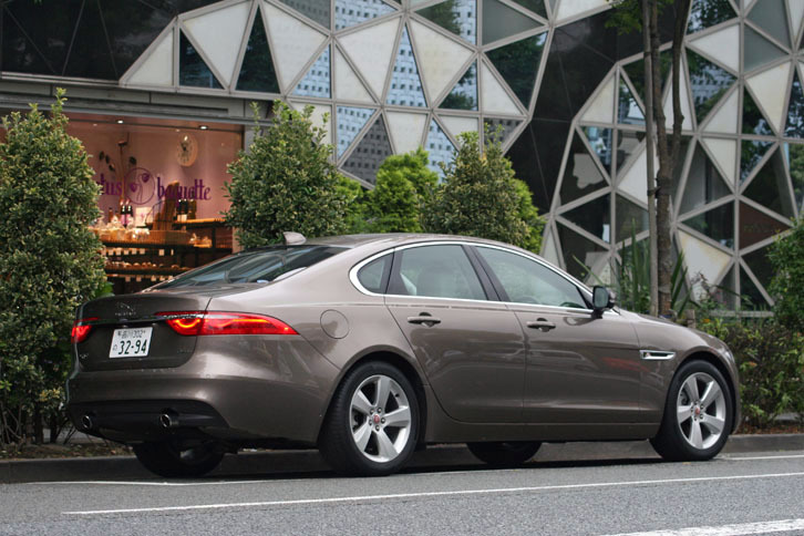 ボディーのモノコックは、旧型ではスチール製だったが、新型ではアルミ製に。重量比で75％にアルミが用いられている。