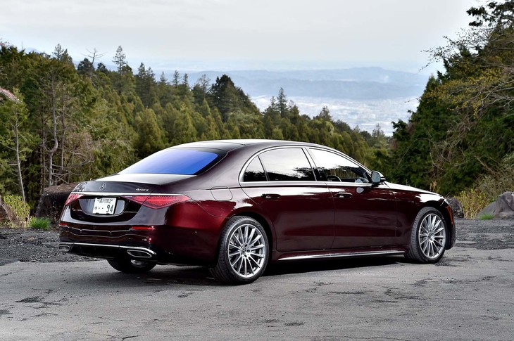 【メルセデス・ベンツS500 4MATICロングのスペック】
	ボディーサイズ：全長×全幅×全高＝5320×1930×1505mm／ホイールベース：3215mm／車重：2250kg／駆動方式：4WD／エンジン：3リッター直6 DOHC 24バルブ ターボ ／トランスミッション：9段AT／最高出力：435PS（320kW）/6100rpm／最大トルク：520N・m（53.0kgf・m）/1800-5800rpm／タイヤ：（前）255/40R20 101Y／（後）285/35R20 104Y（ブリヂストン・トランザT005 MO-S）／燃費：11.0km/リッター（WLTCモード）／価格：1724万円
	
	【取材時の燃費データ】
	テスト距離：270.6km（市街地1：高速道路7：山岳路2）／使用燃料：28.9リッター（ハイオクガソリン）／参考燃費：9.4km/リッター（満タン法）／9.7km/リッター（車載燃費計計測値）