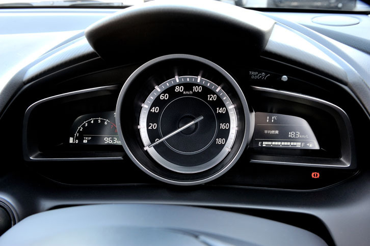 メーターは中央にスピードメーターを置いた単眼式。左脇に小さなタコメーターが備わる。