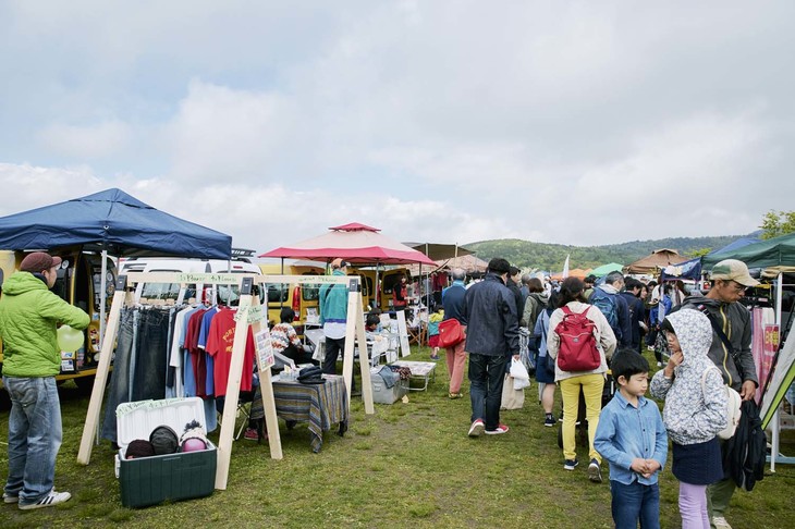 「カングー」オーナーによるフリーマーケットエリアも毎回人気を集めている。荷物をたくさん飲み込めるカングーだけに、出品アイテムは服飾から日用品、カングー関連コレクション、自動車部品に至るまで大小実にさまざまだった。
