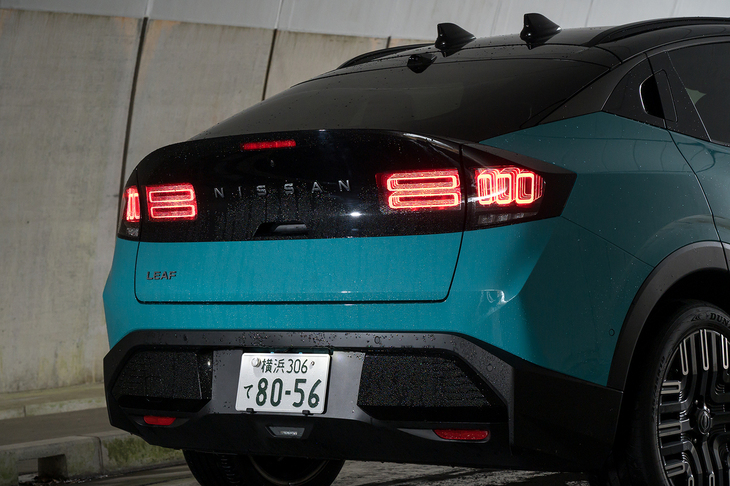「二III」の形状で日産を表現したテールランプも「G」専用装備。「これが欲しくてGを選んだ」という人もいれば「要らないから安くして」という人もいるという。