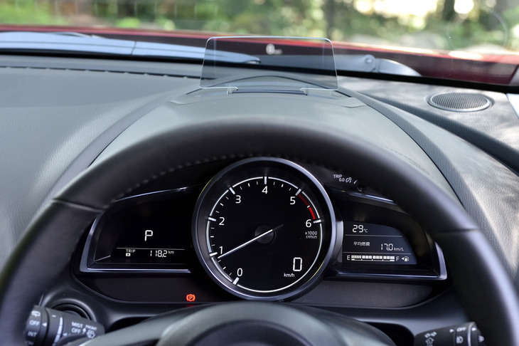 エンジン回転計を中心に据えた、ウイング型のメーターパネル。メーターバイザーの前方にはヘッドアップディスプレイも設置されている。