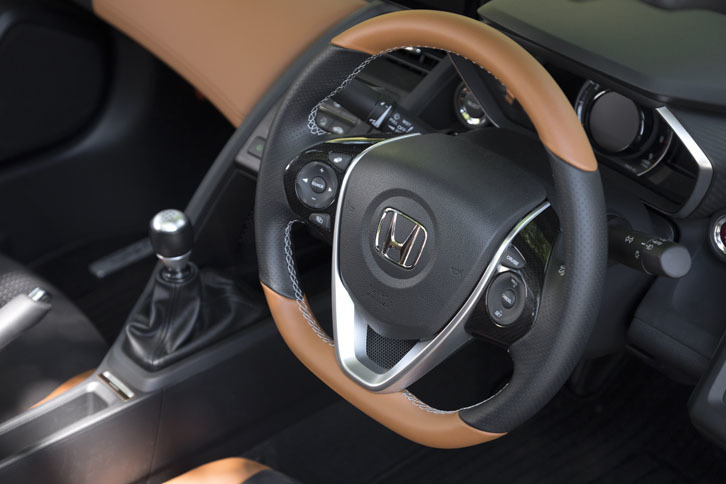 直径350mmと小径のステアリングホイールは、底部がフラットな形状を採用。握りやすさを追求して開発されている。