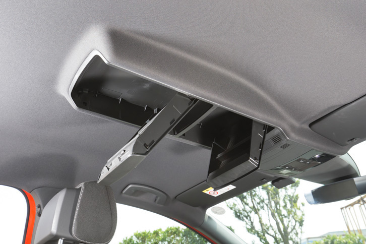 先代の「ゴルフトゥーラン」から受け継がれた天井収納。オプションの電動パノラマスライディングルーフと同時に装備することはできない。