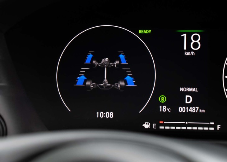 「リアルタイムAWD」の作動状況はメーターパネルで確認できる。グリップを失ったタイヤを制動して反対のタイヤにトルクを集めるブレーキLSDも使える。