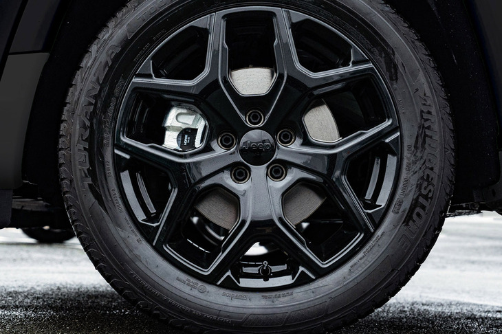 18インチのグロスブラックアルミホイールを装備する。